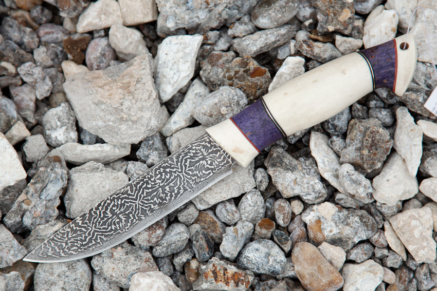 Нож Белка из мозаичной дамасской стали  (рукоять – стабилизированная карельская береза, рог лося) A735