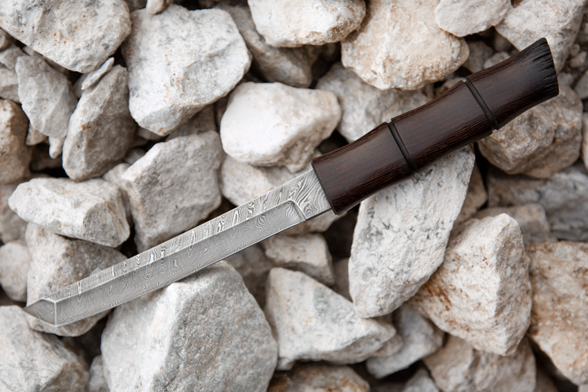 Нож Танто из дамасской стали c подставкой (рукоять, ножны и подставка стабилизированная карельская береза) A731